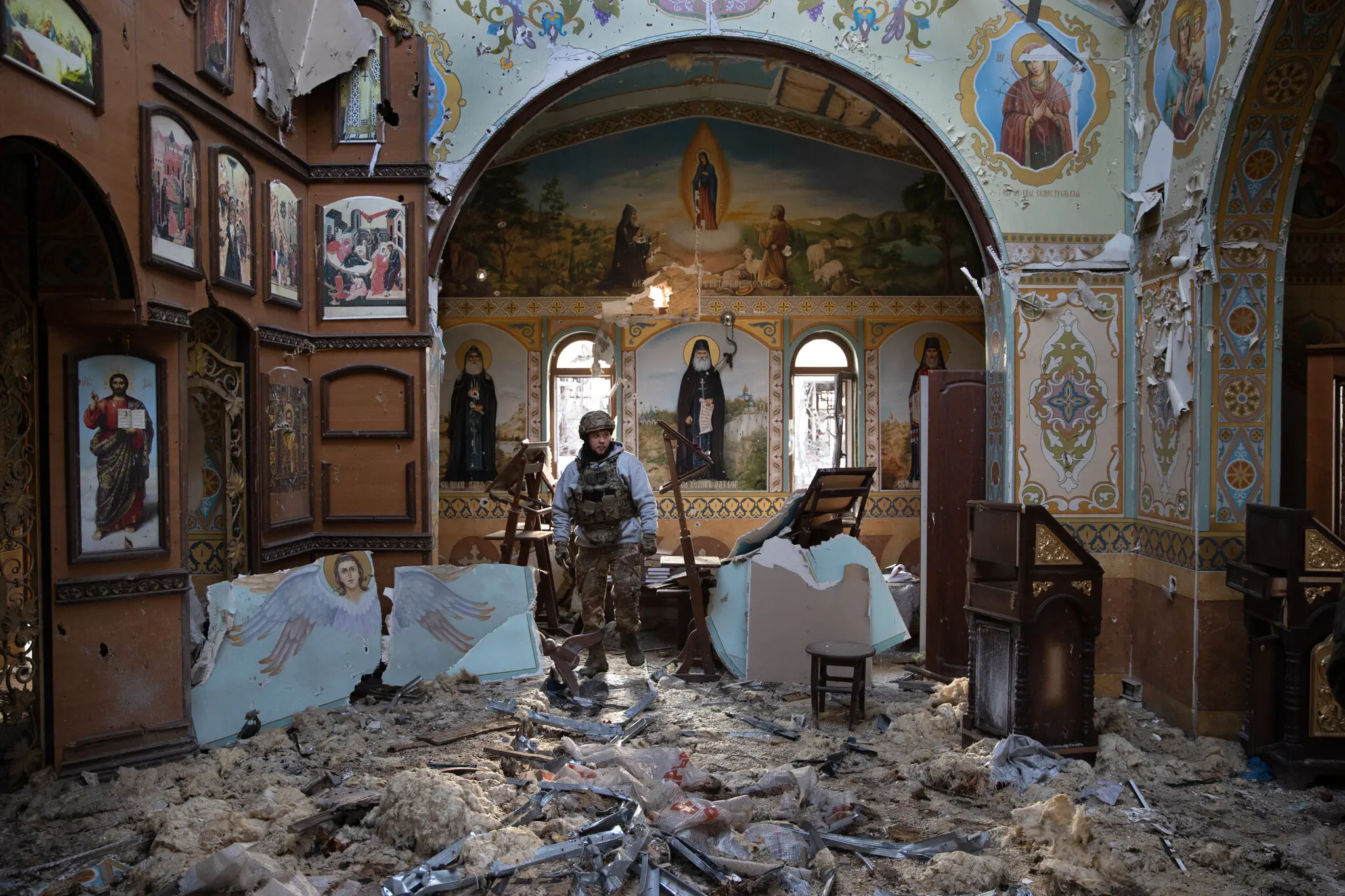 Український військовий біля церкви, у місті Лиман Донецької області, 25 грудня